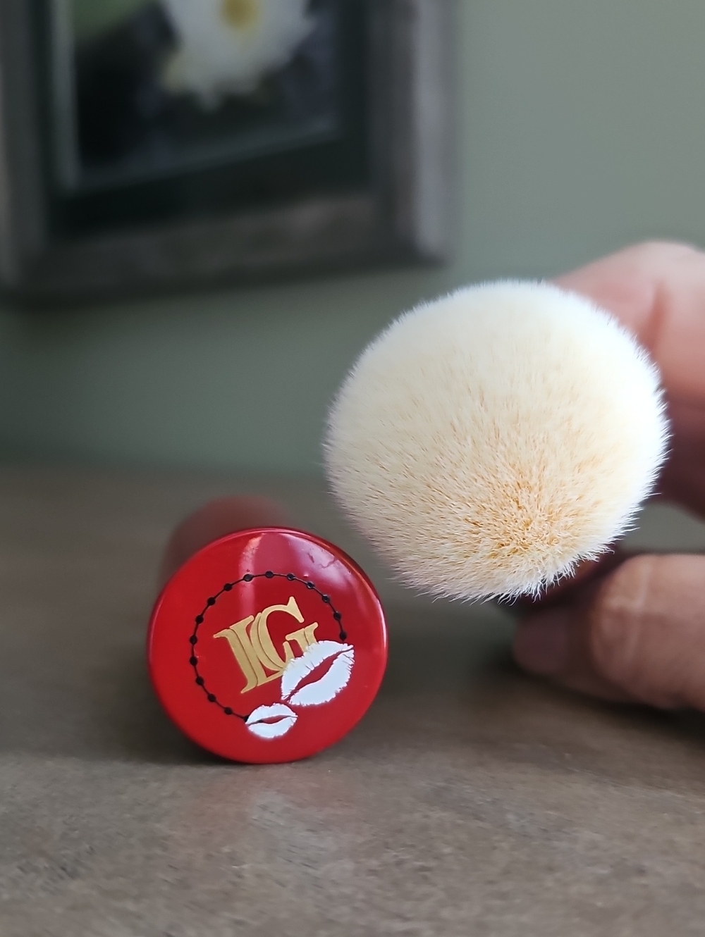 LAURA GELLER Red Retractable Kabuki Brush - Soft White Bristles - Picture 4 of 5